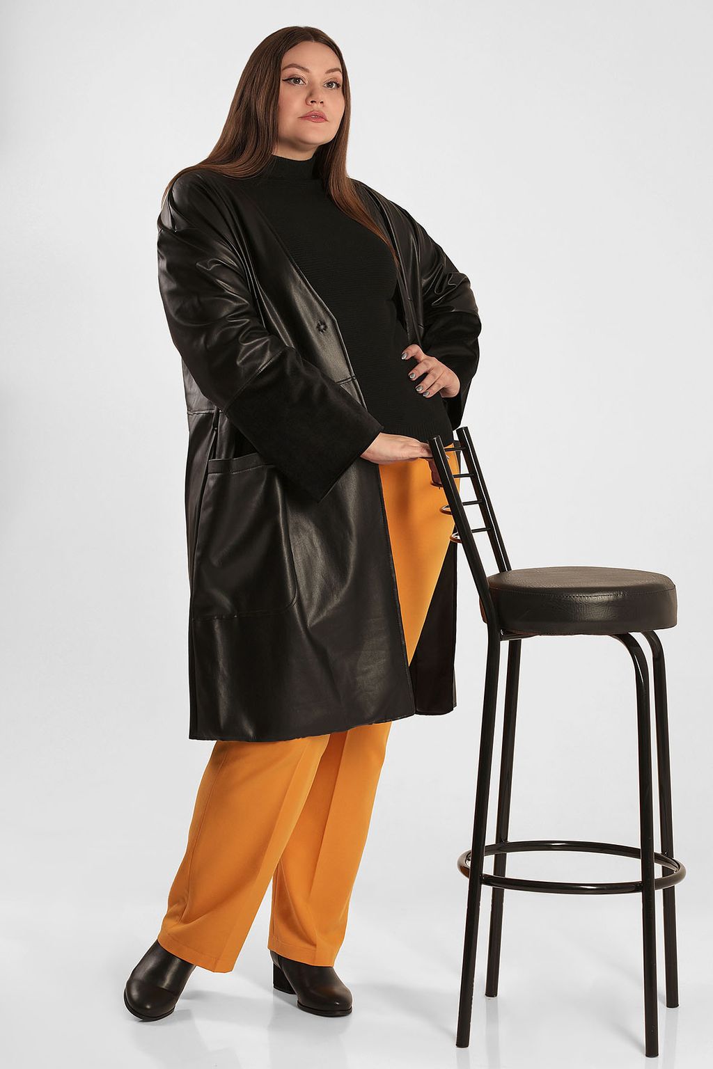 Пальто черное из экокожи белорусского производства с поясом - Almond фото 8