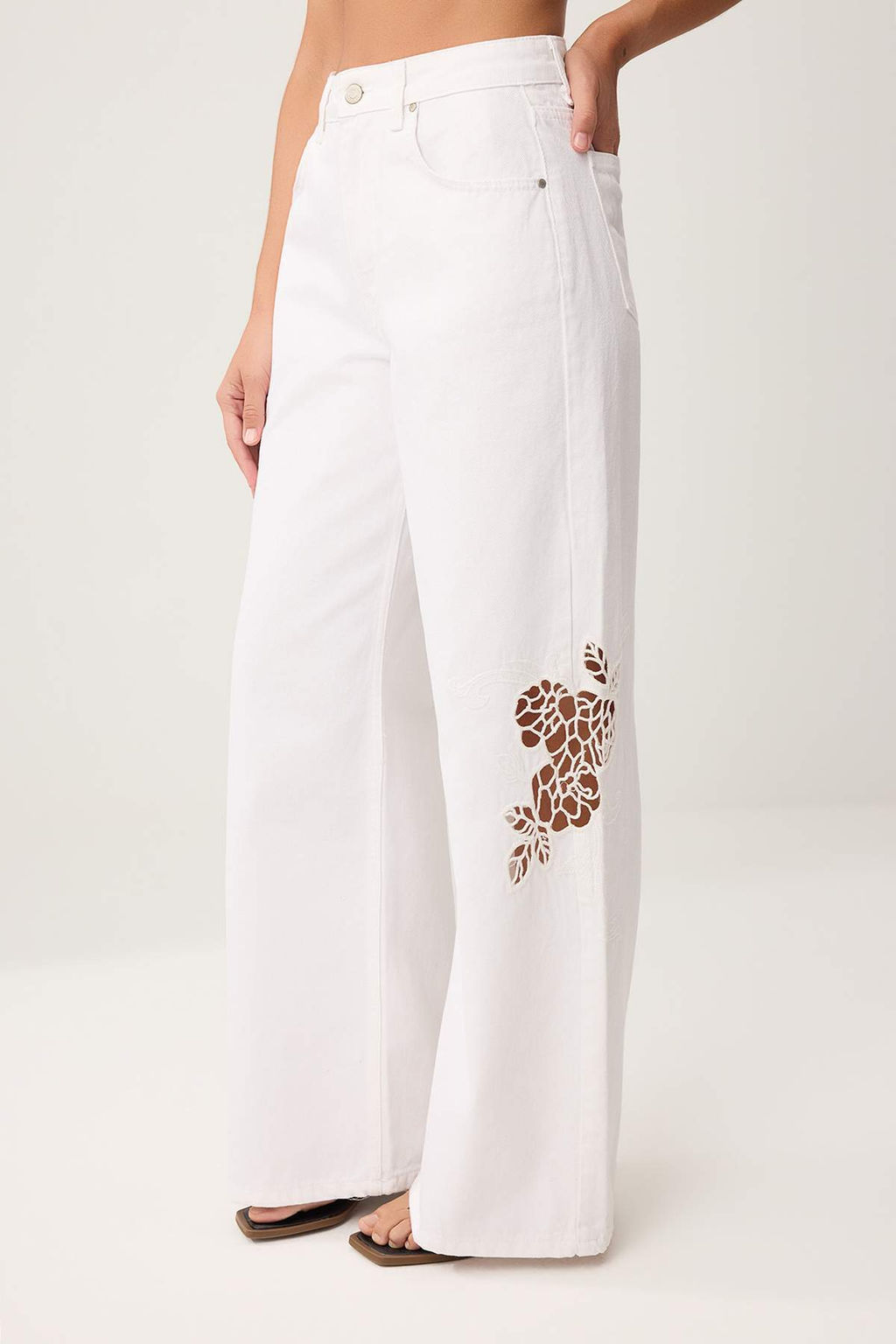 Beyaz Brode Detayl? Yuksek Bel %100 Pamuk Wide Leg Jeans TWOSS26JE00260 - Trendyolmilla фото 6