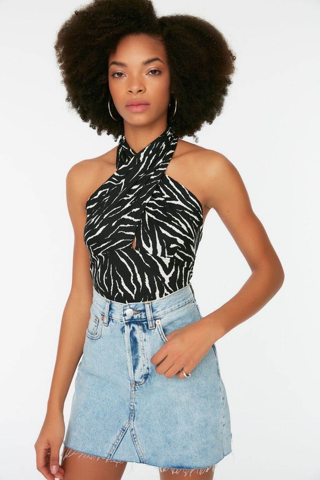 Siyah Bask?l? Boyundan Baglamal? Fitted/Vucuda Oturan Crop Esnek Orme Bluz TWOSS22BZ0703