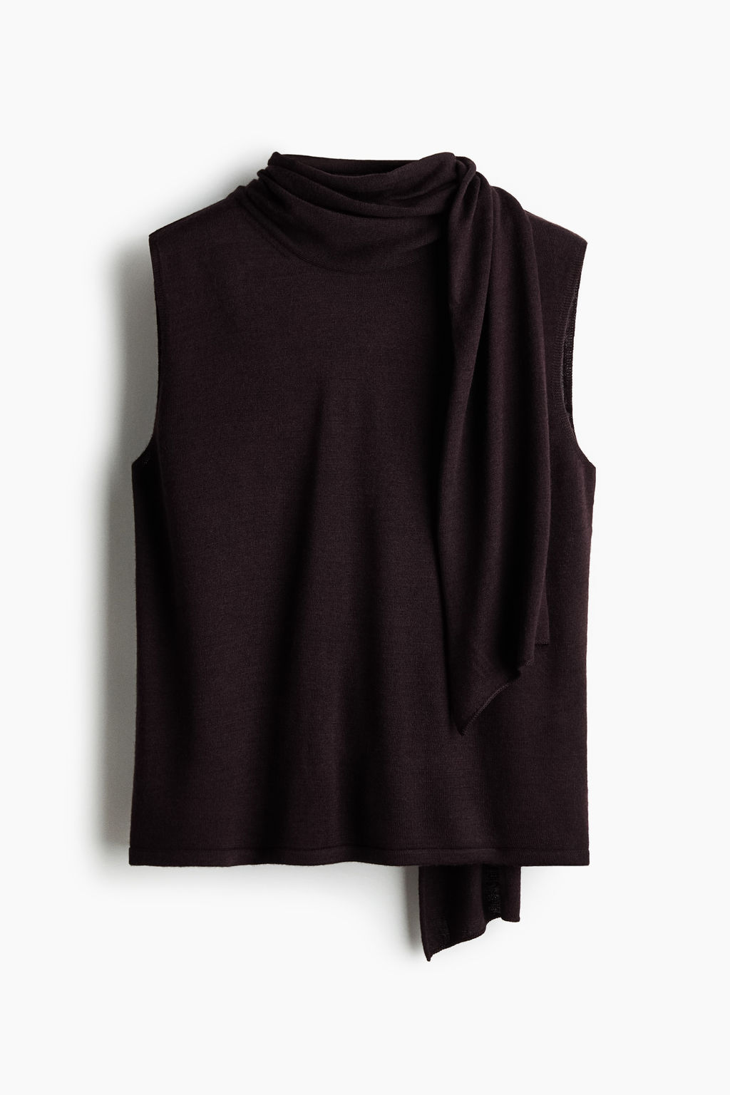 Top de cuello perkins con fular decorativo