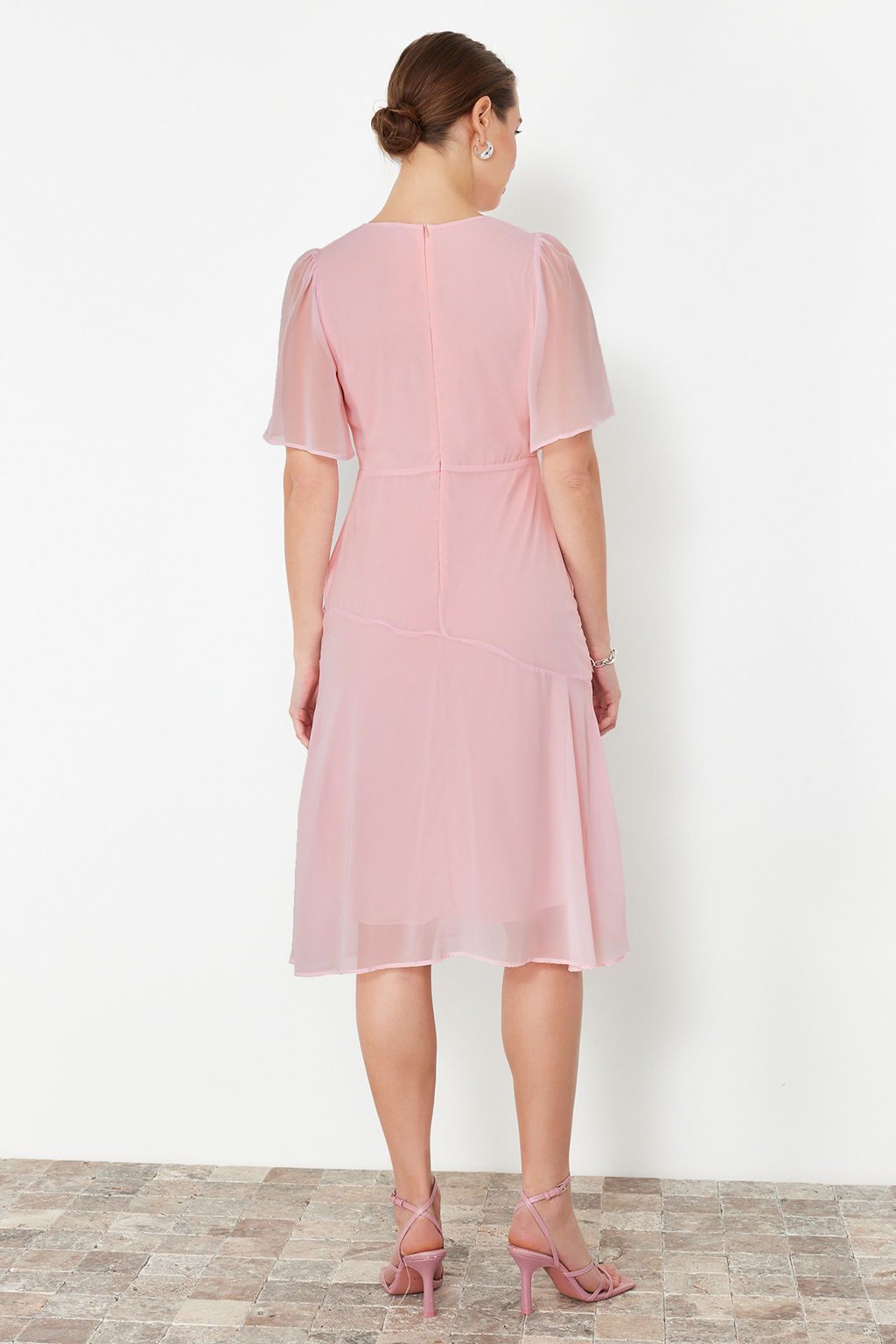 Pudra Etegi Volanl? A Kesim Sifon Midi Astarl? Dokuma Elbise TWOSS22EL00733