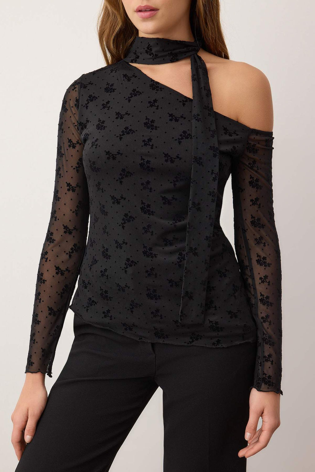 Siyah Cicekli Fitted/Vucuda Oturan Asimetrik Yaka Uzun Kollu Kusakl? Tul Orme Bluz TWOAW26BZ00346 - Trendyolmilla фото 3