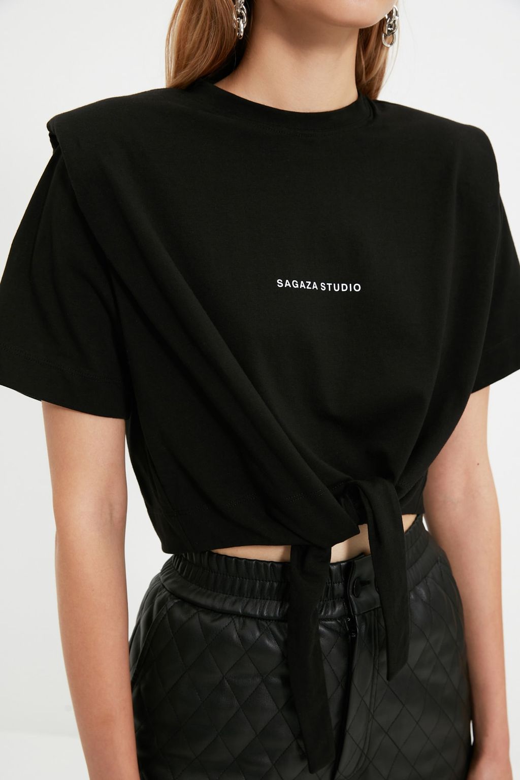 TRENDYOLMILLA X Sagaza Studio Siyah Sloganl? Orme T-Shirt TPRAW22TS0214  фото 7