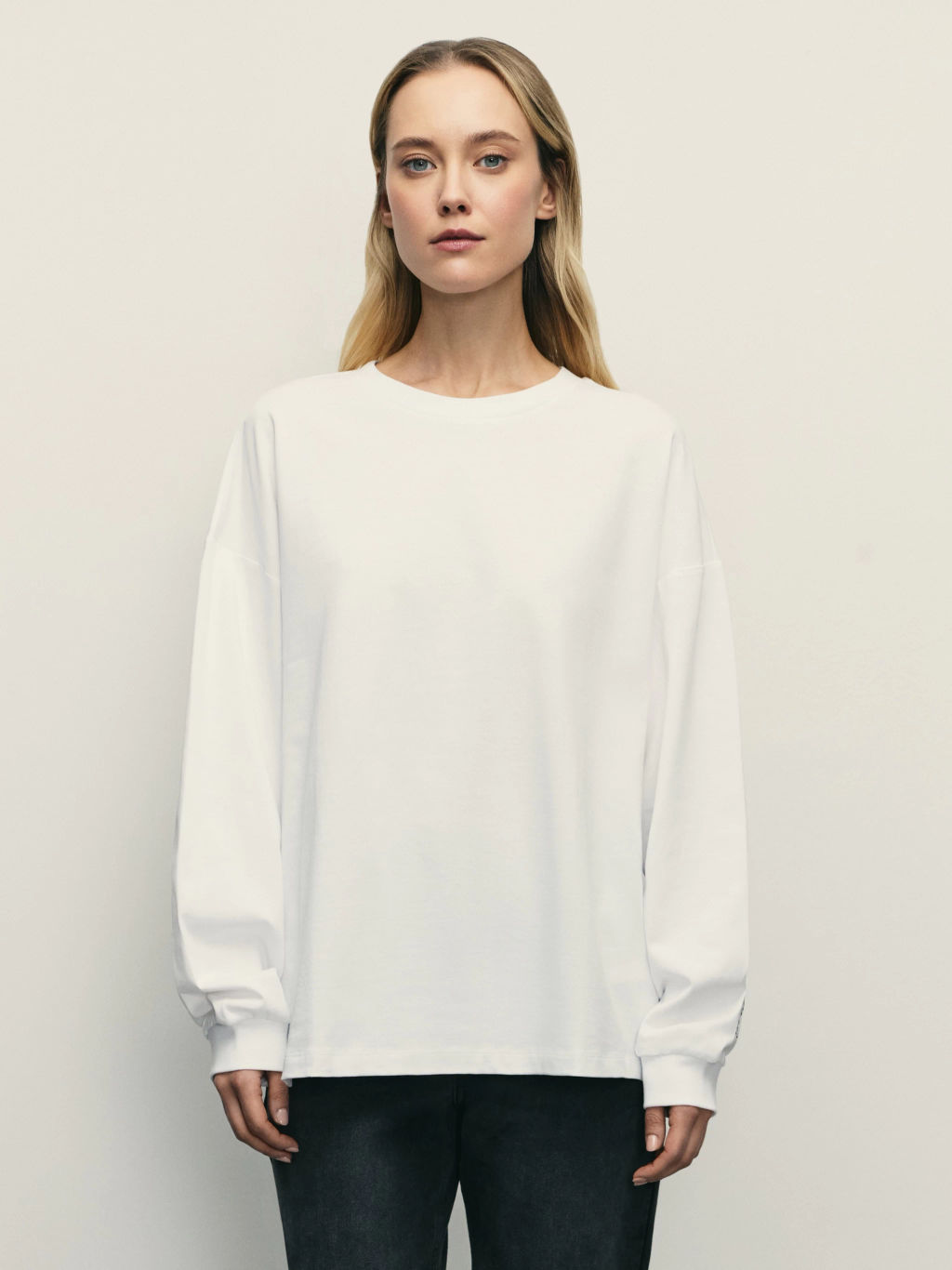 Лонгслив оверсайз с манжетами и принтом на рукаве / Zarina  фото 4