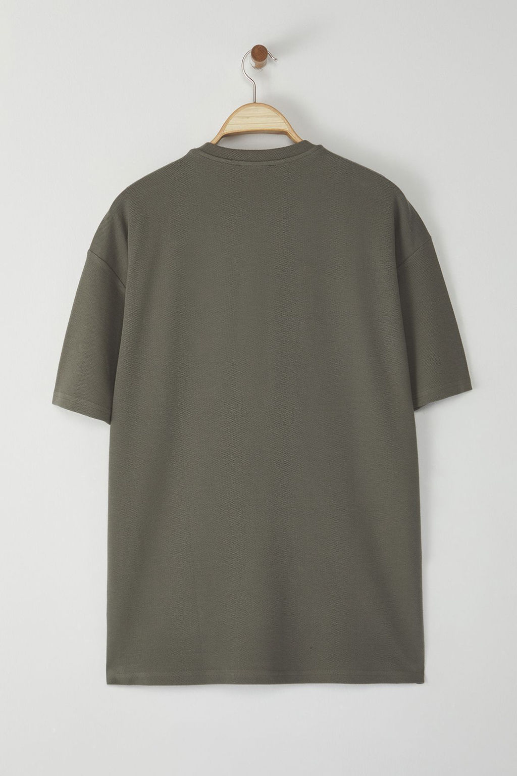 Haki Oversize/Genis Kesim Dokulu Cep Detayl? K?sa Kol T-shirt TMNSS25TS00061
