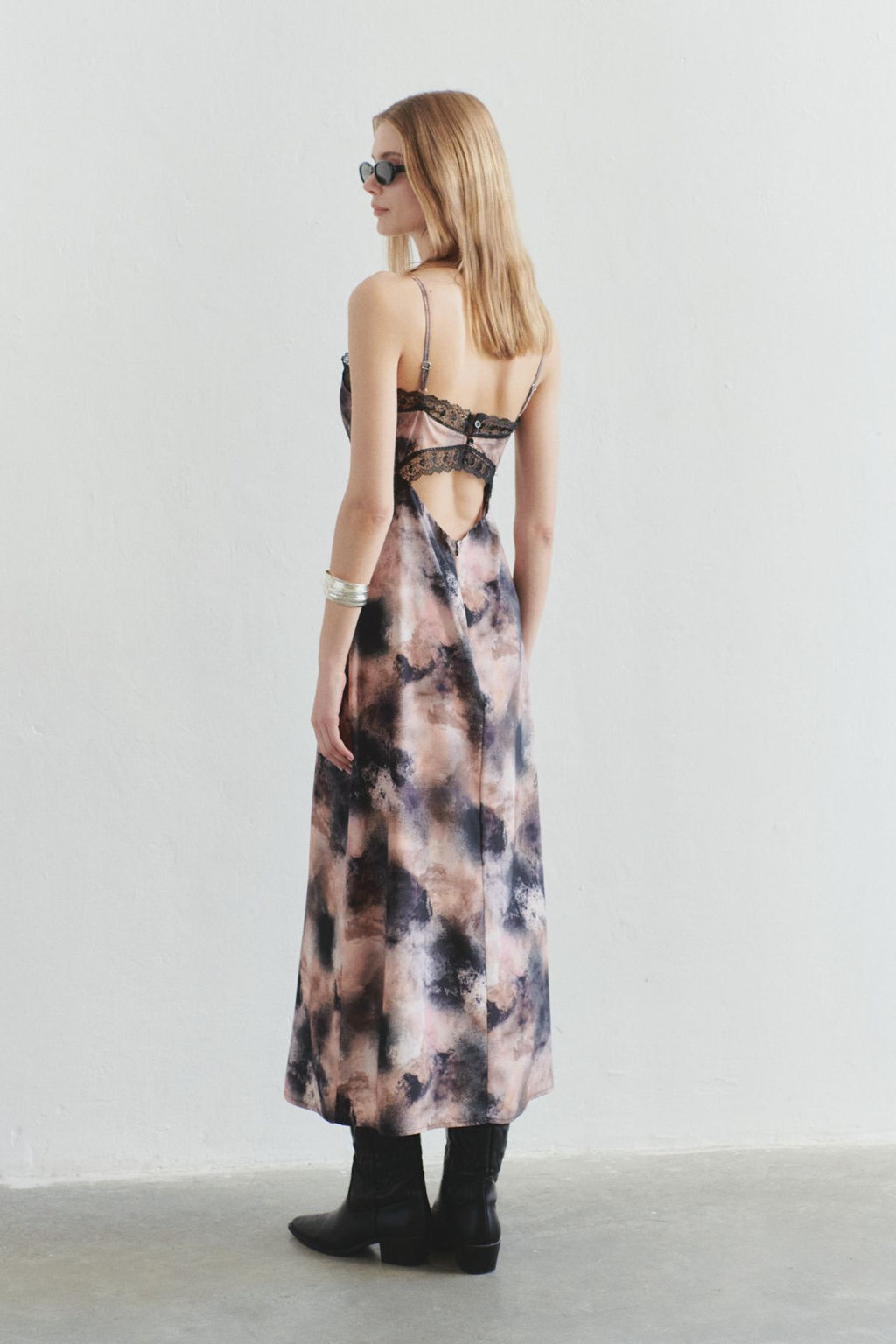 TRENDYOLMILLA Limited Edition Kahverengi Dantelli Soyut Desenli Maxi Dokuma Elbise TWOSS25EL00523  фото 3