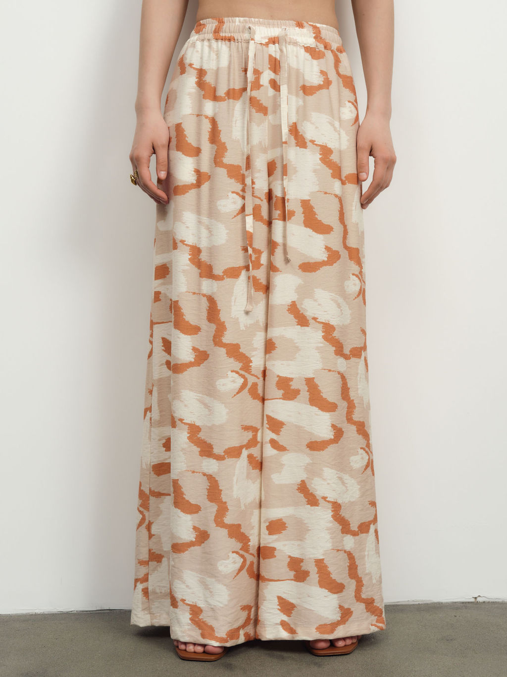 Брюки из вискозы 10367 серые с принтом