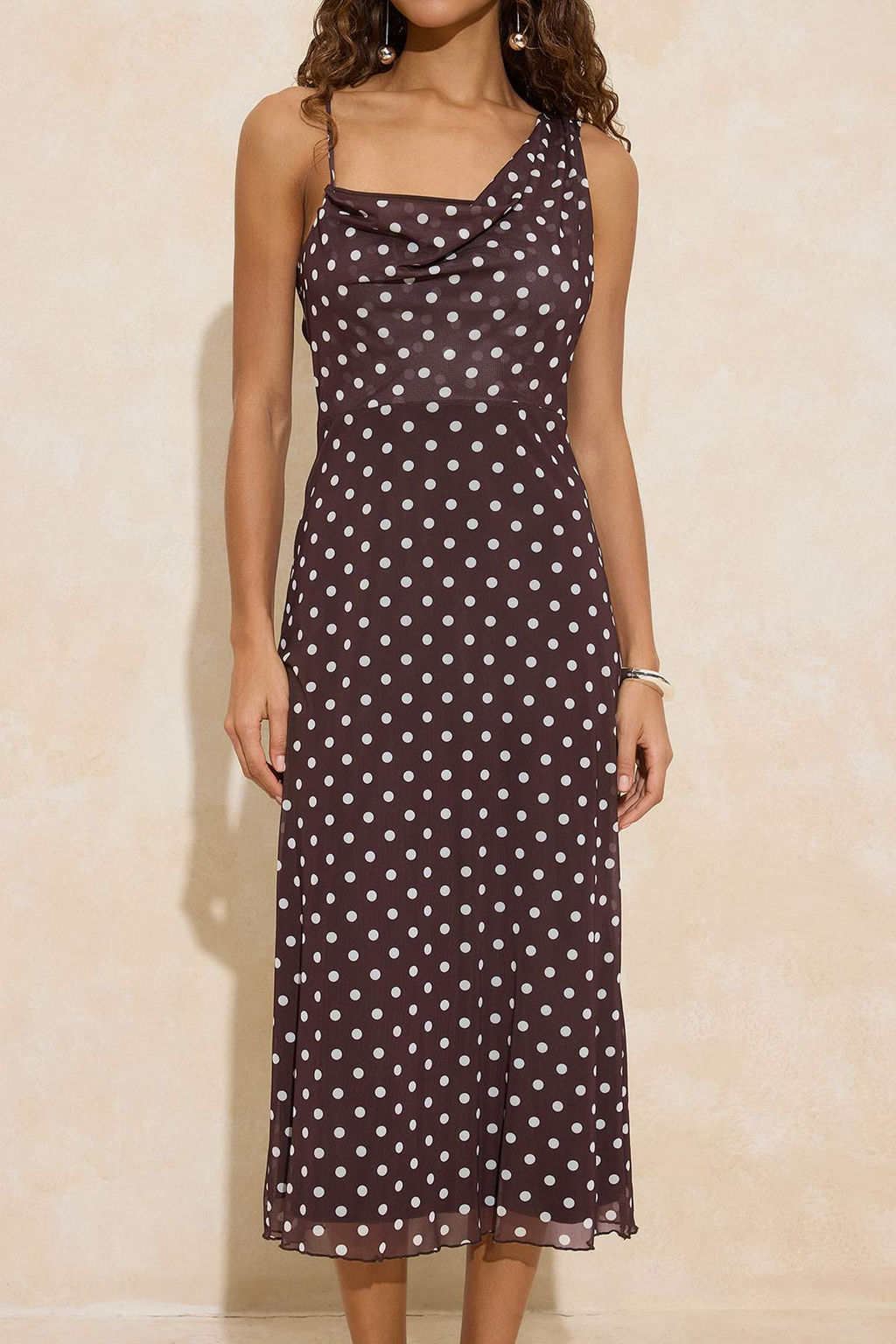 Kahverengi Puantiyeli Bodycon Asimetrik Yaka Kolsuz Buzgulu Maxi Tul Orme Elbise TWOSS26EL00024