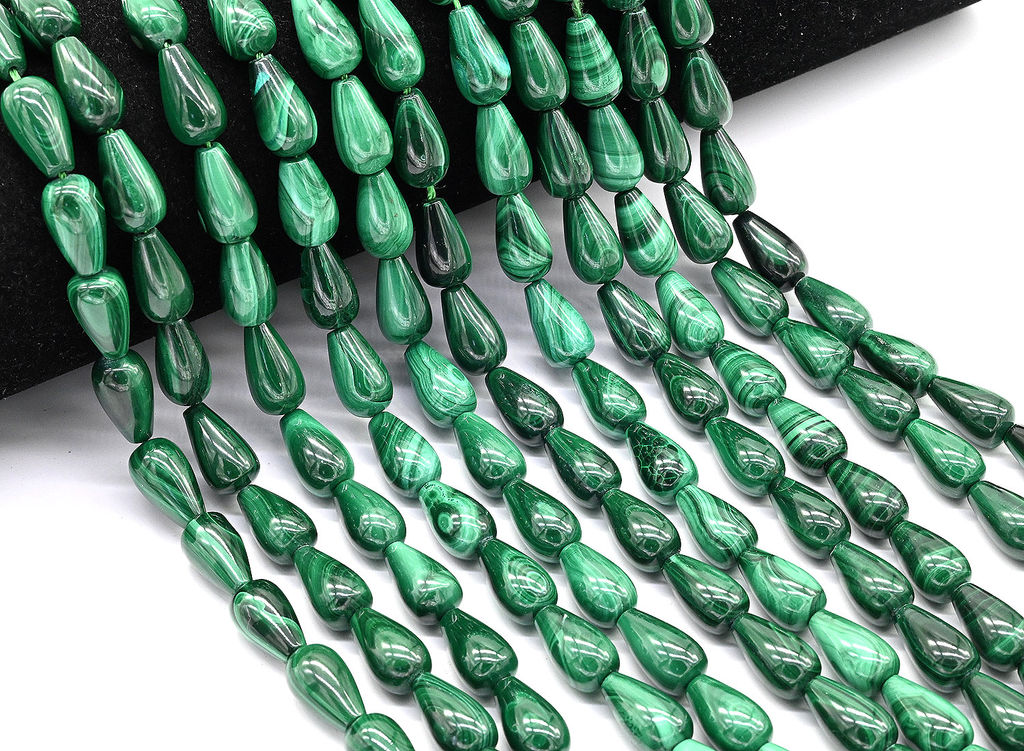 Бусины из малахита капля 8*14мм, 40см, 28 бусин, 33,2г Радуга камня