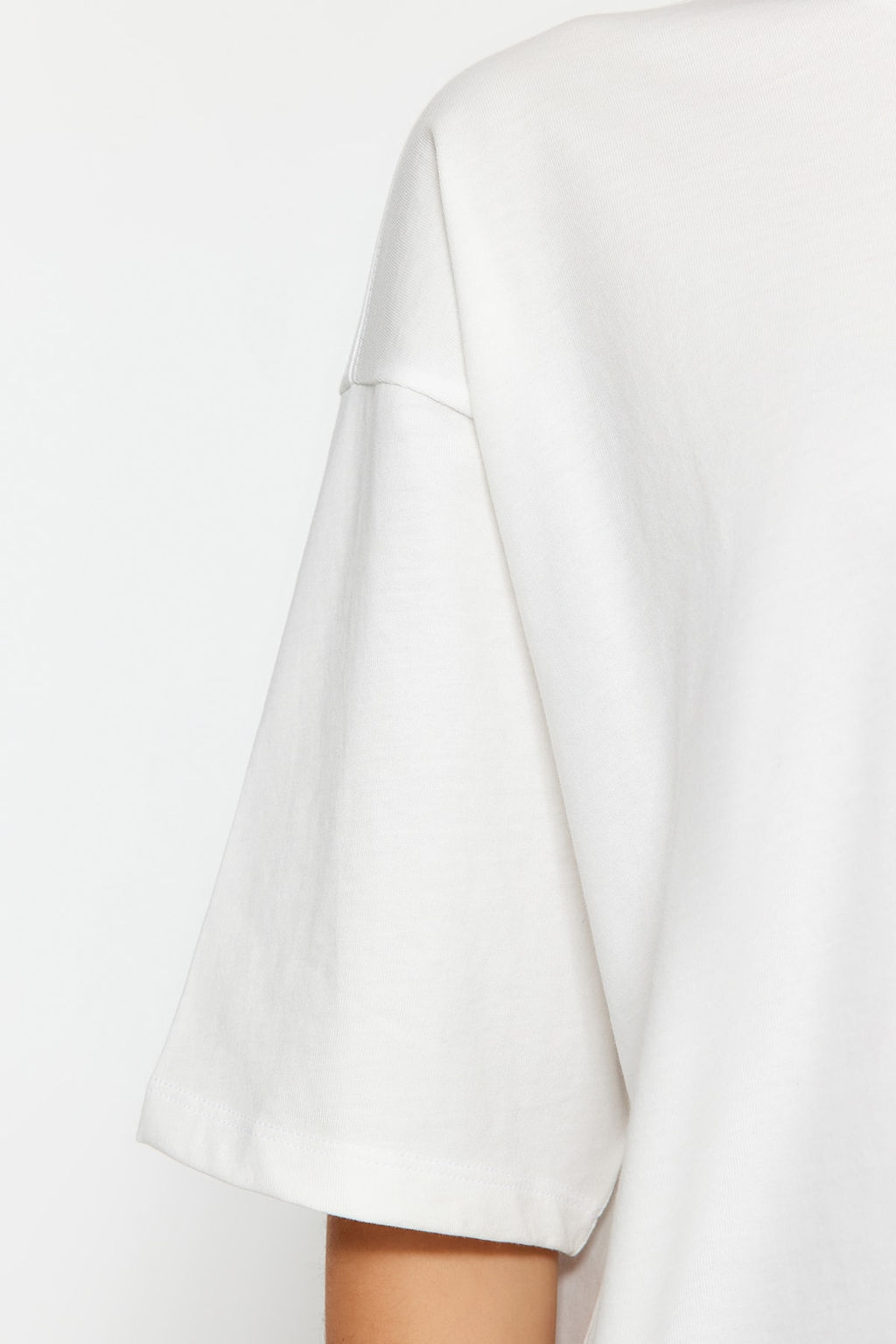 Ekru %100 Kal?n Pamuklu Premium Oversize/Genis Kal?p Bisiklet Yaka Orme T-Shirt TWOSS23TS00040