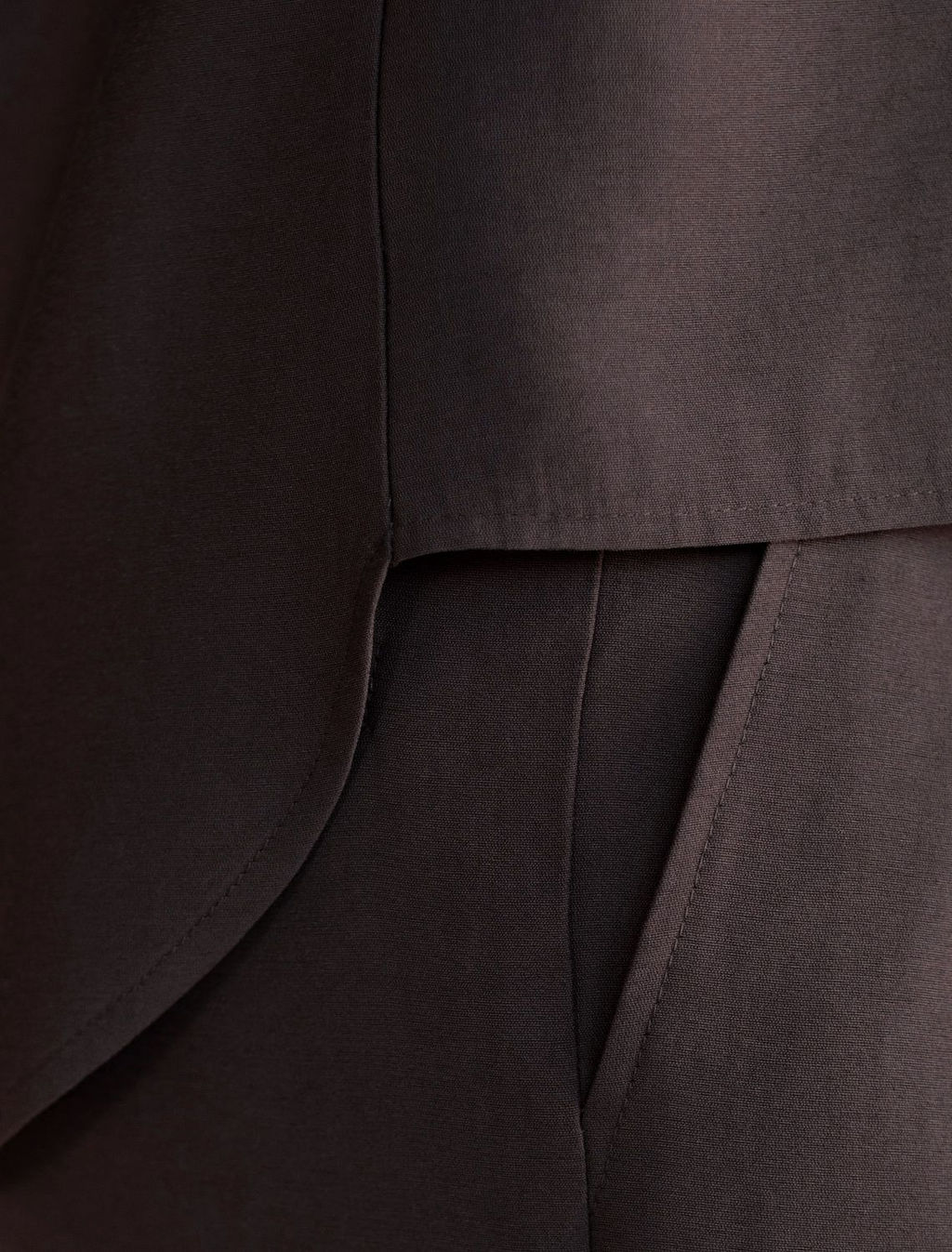 Укороченная блузка с V вырезом из плотного лиоцелла