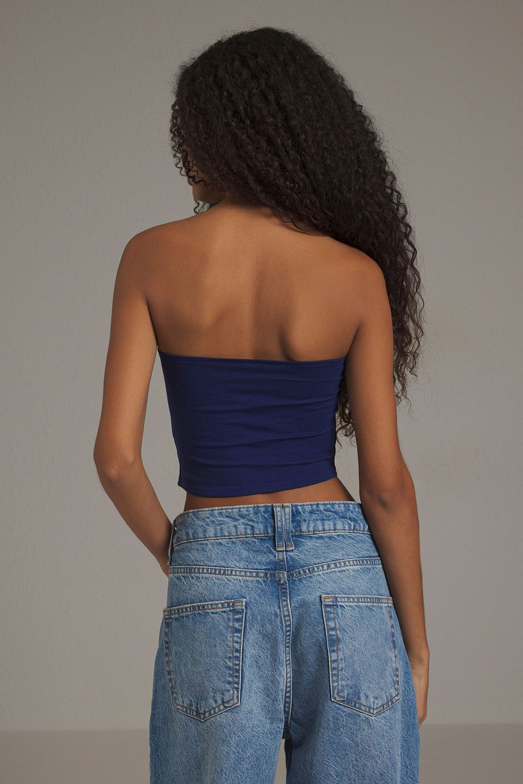 Trendyolmilla Ekru Fitted Straplez Yaka Crop Esnek Orme Bluz TWOSS24BZ00055  фото 4