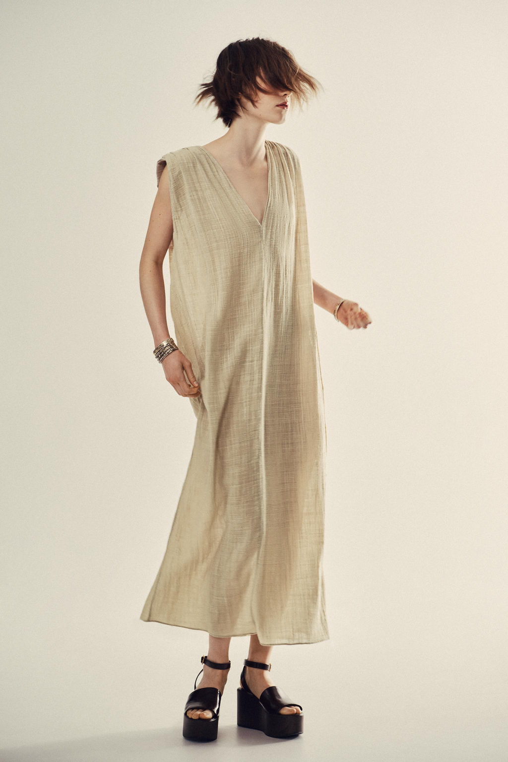 VESTIDO MIDI GASA EFECTO ARRUGADO / Ceniza - Zara фото 4