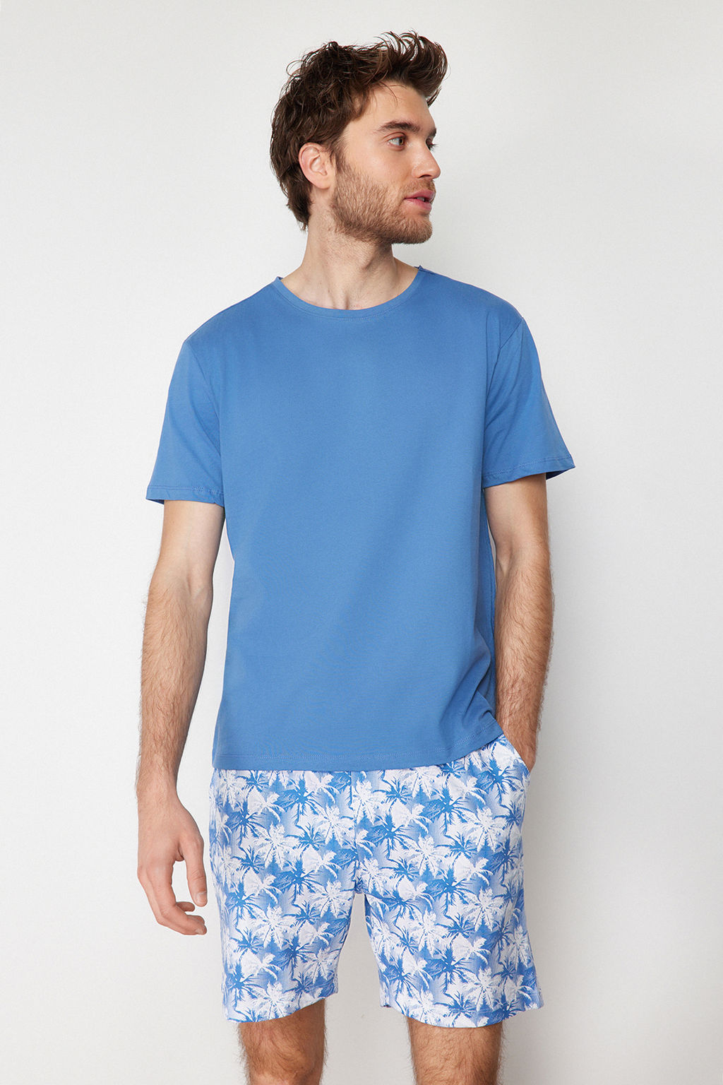 TRENDYOL MAN Mavi %100 Pamuk Regular Fit Palmiye Bask?l? Sortlu Pijama Tak?m? THMSS21PT0331