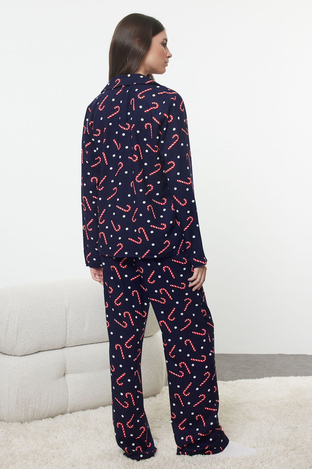 Trendyolmilla Lacivert Puantiyeli Y?lbas? Temal? Viskon Dokuma Pijama Tak?m? THMAW25PT00168