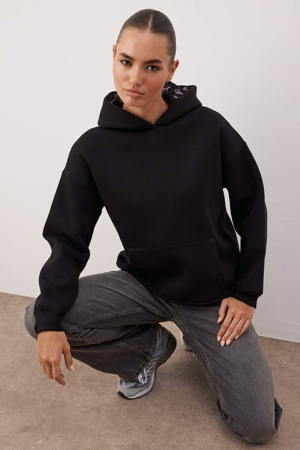 Siyah Kapusonu Bask?l? Oversize/Genis Kal?p Orme Sweatshirt TWOAW26SW00213 - Trendyolmilla фото 2