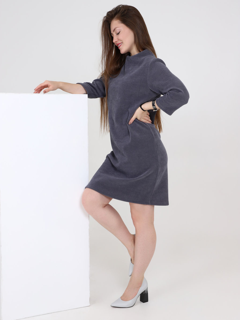 Платье из трикотажного велюра графитовое - Odis фото 2