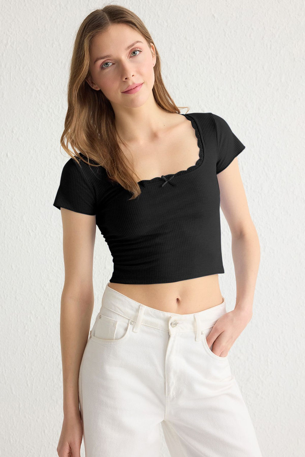 Siyah Dantel Detayl? Fitted/Vucuda Oturan Kare Yaka Crop Orme Bluz TWOSS25BZ00005