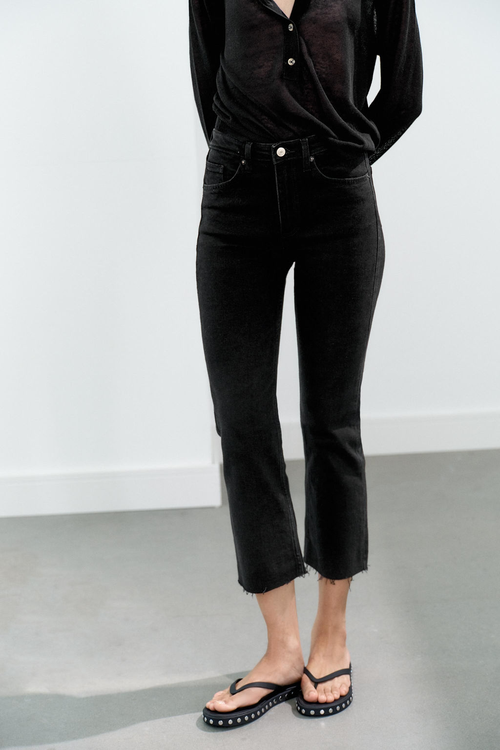 JEANS TRF CROPPED FLARE TIRO ALTO / Negro