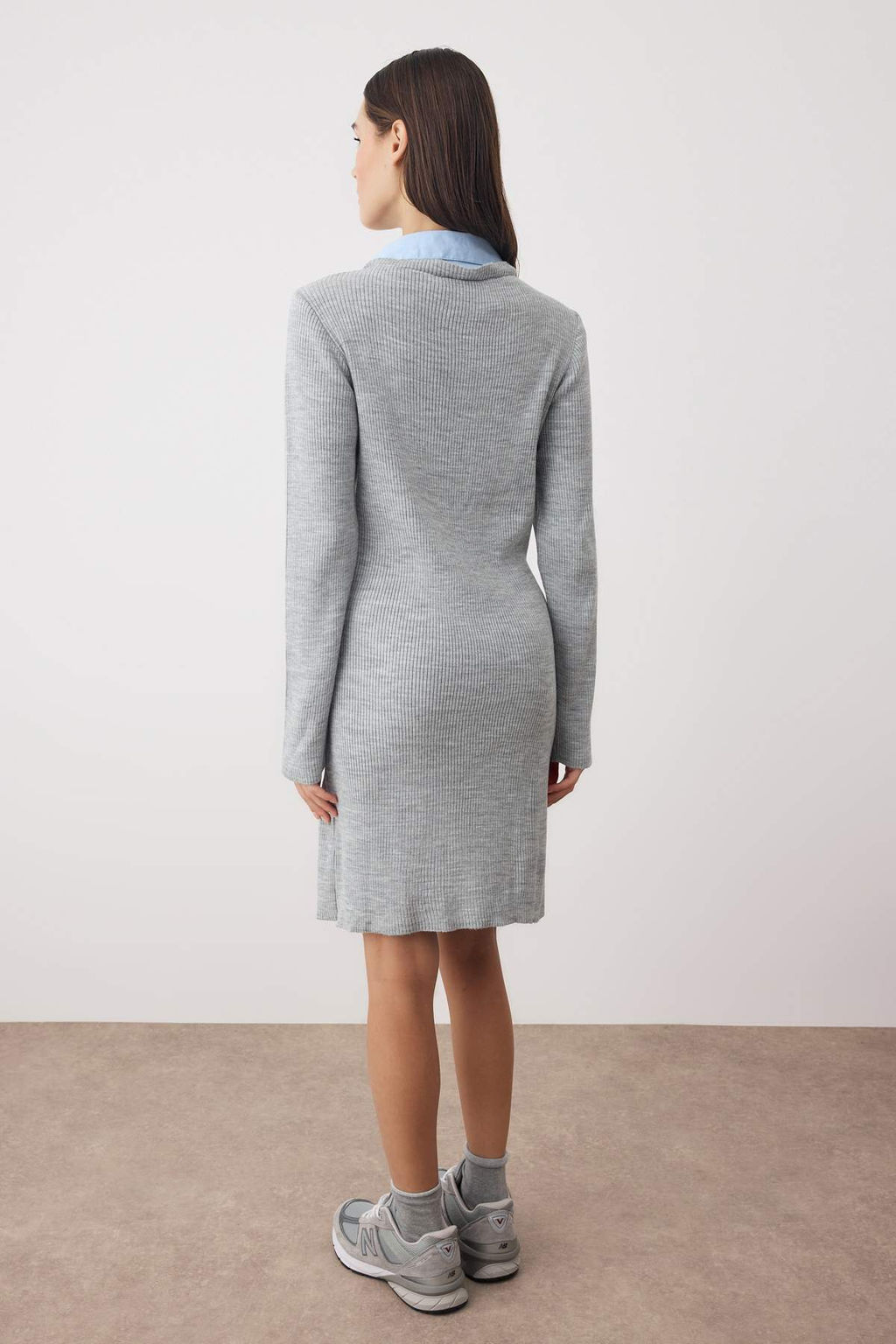 Gri Renk Bloklu K?sa / Mini Gomlek Garnili Fitted/Vucudu Saran Triko Elbise TWOAW26EL00148 - Trendyolmilla фото 4