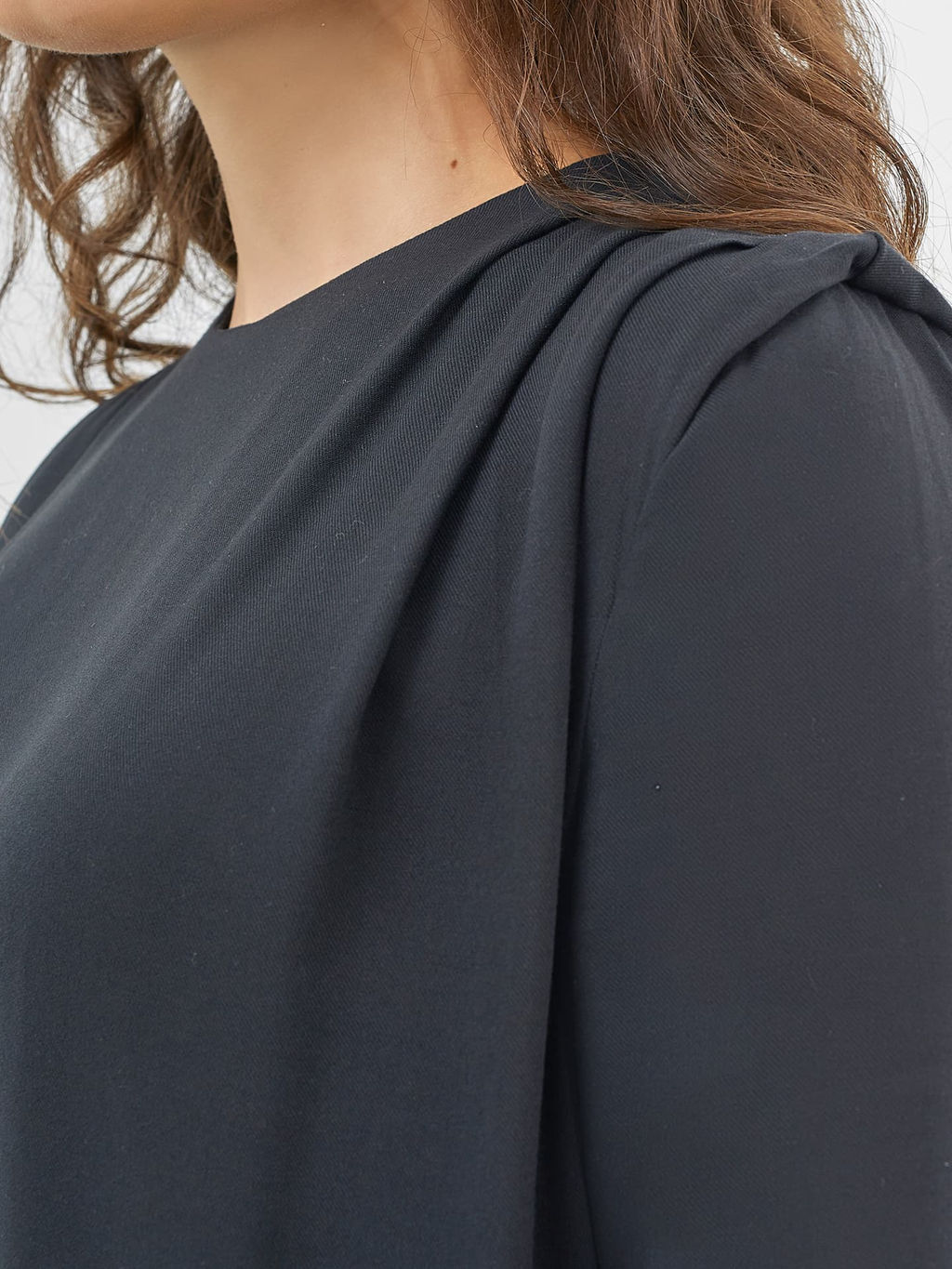 Однотонное женское платье свободного силуэта в черном оттенке черный 152475