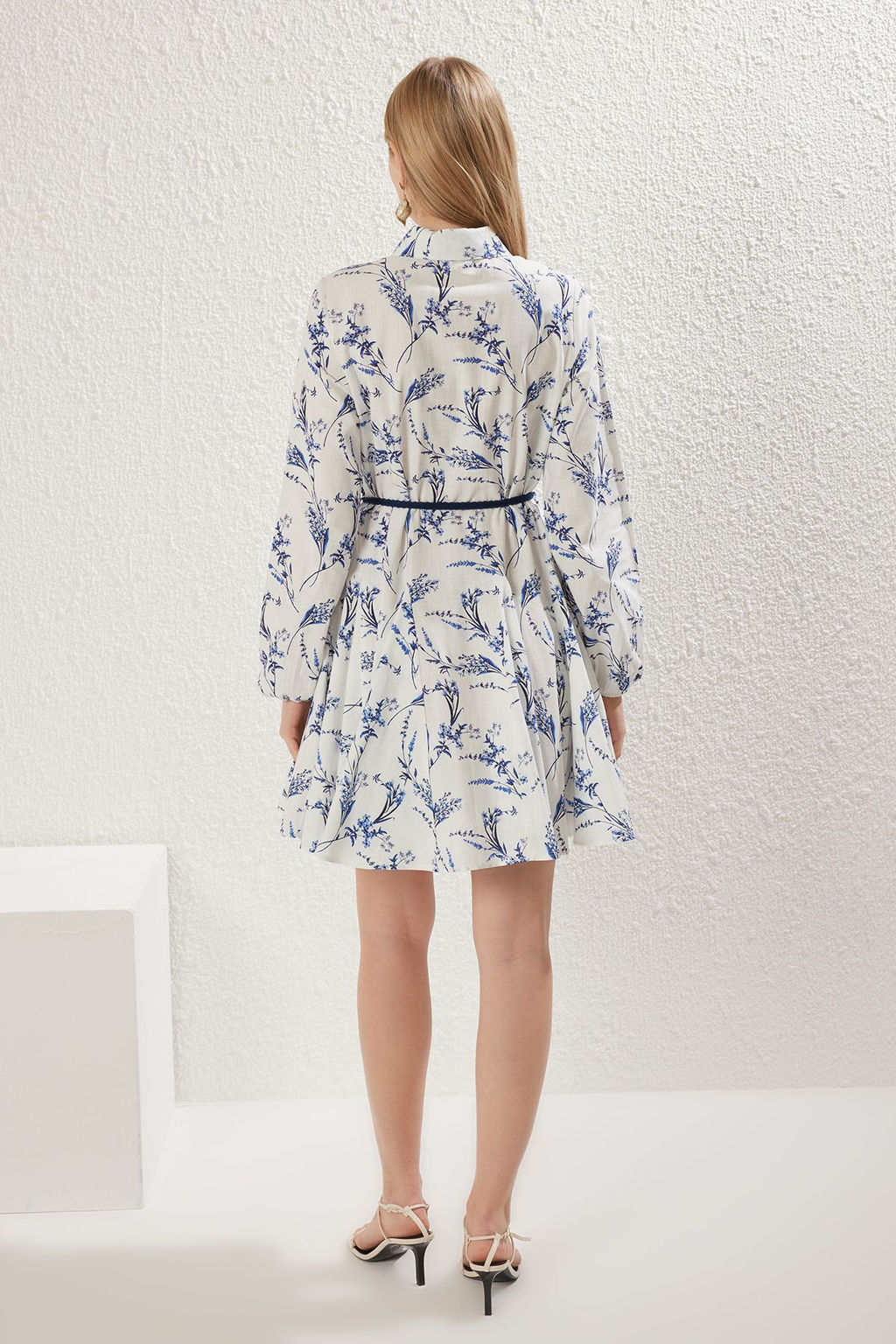 TRENDYOLMILLA Ekru Cicekli Etegi Belden Ac?lan Mini %100 Pamuk Dokuma Elbise TWOSS25EL00197 фото 5