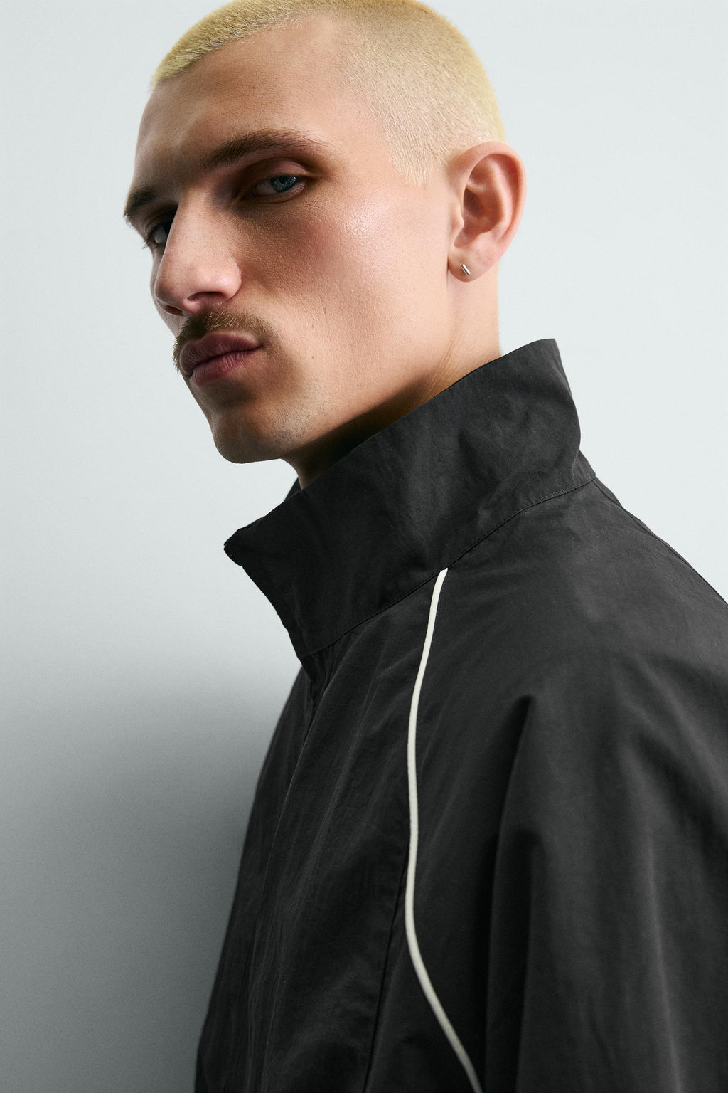 Куртка CHAQUETA Tecnica Contrastes черная