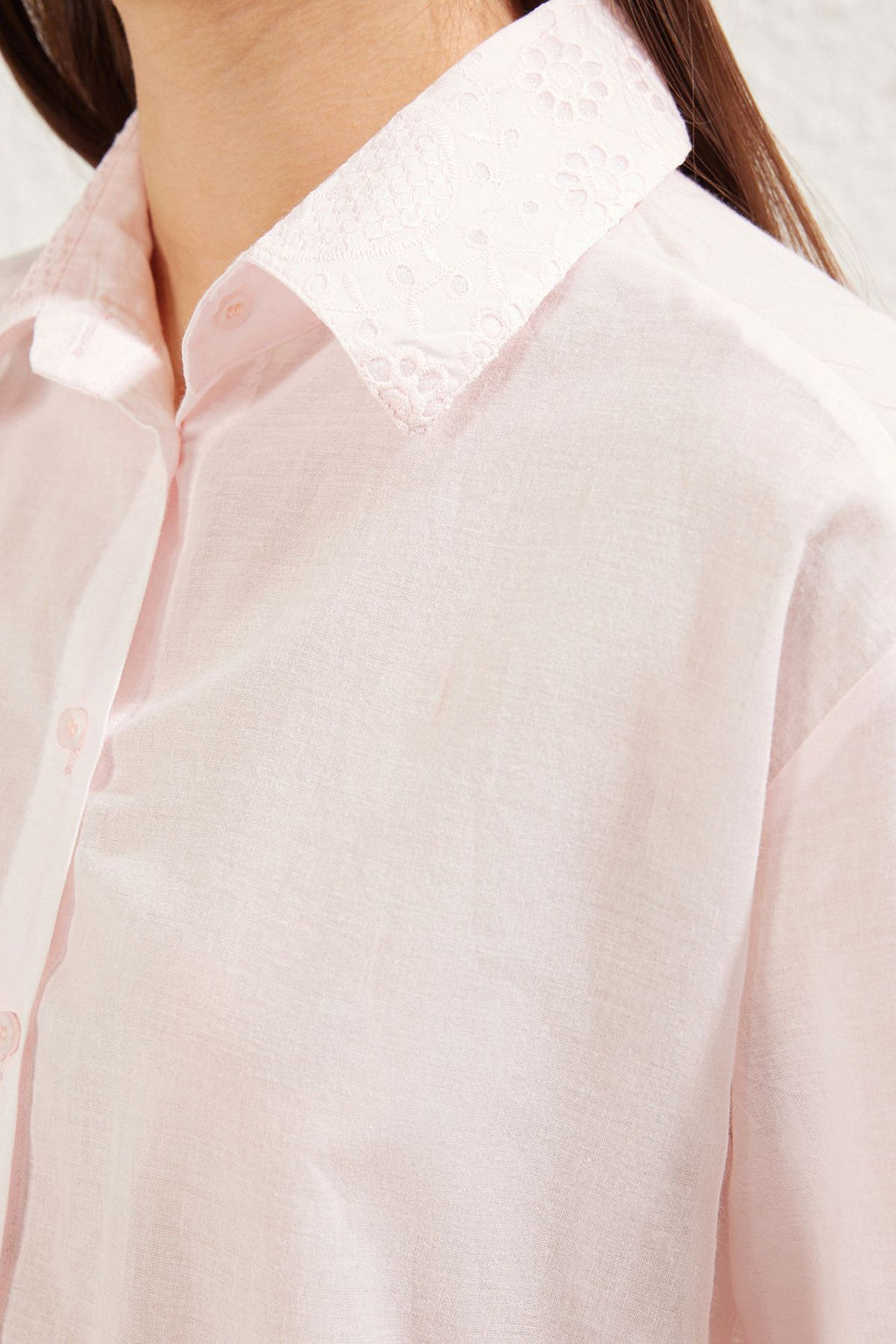 TRENDYOLMILLA Beyaz Yaka Ve Etek Ucu Nak?s Brode Detayl? Regular Normal Kal?p Dokuma Gomlek TWOSS25GO00034  фото 4