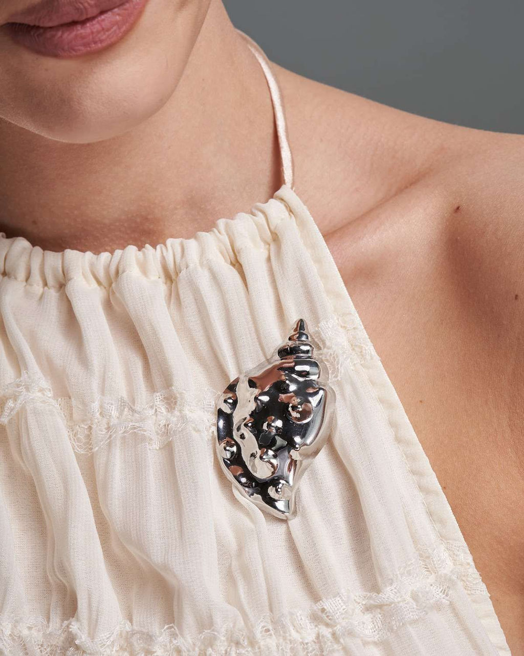 Брошь в виде ракушки