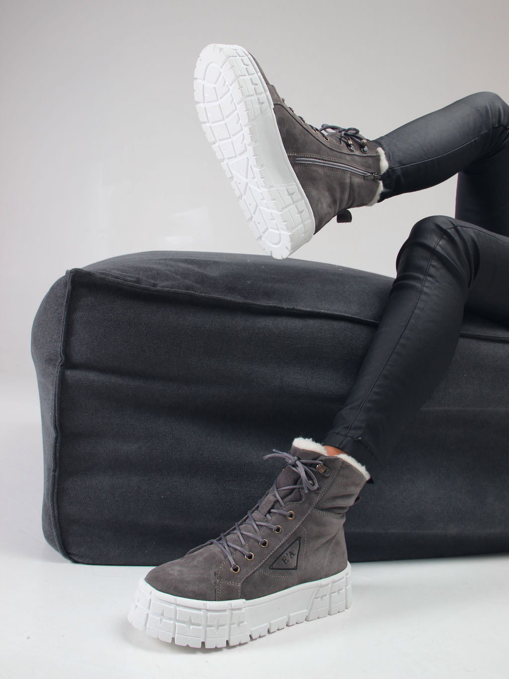 Ботинки 216.212131w. серый замок замша/Байка