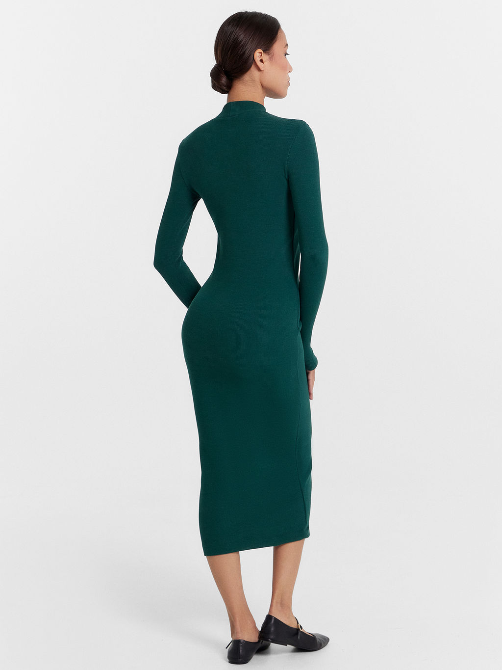 Изумрудное платье миди с длинными рукавами в рубчик