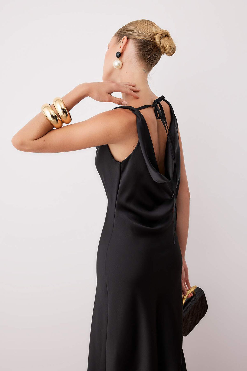 Siyah A-Kesim Degaje Yaka Saten Maxi S?k Elbise TPRSS25EL00318