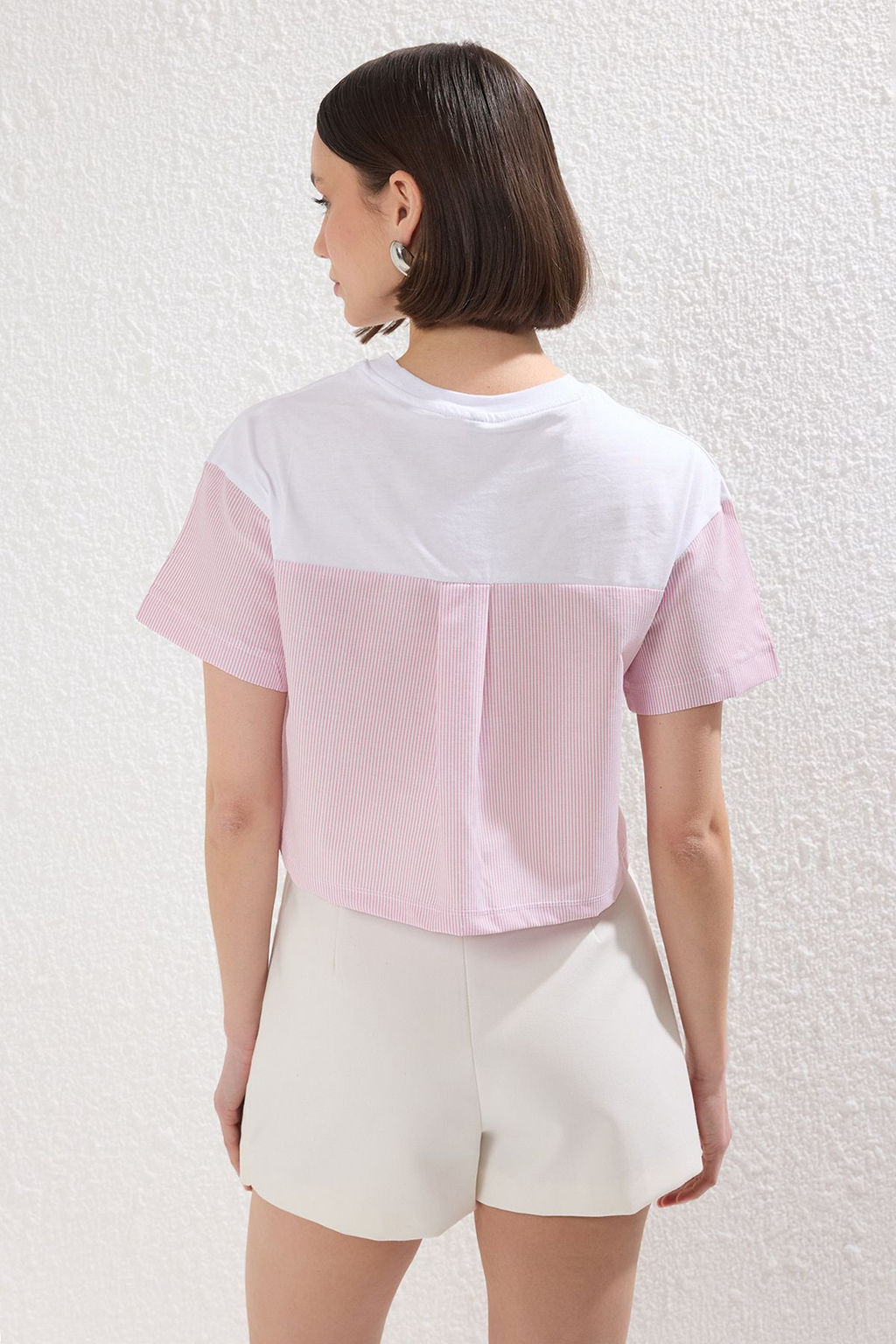 TRENDYOLMILLA Pembe Relaxed/Rahat Kal?p Crop Dokuma Garnili Orme T-Shirt TWOSS25TS00054 фото 4