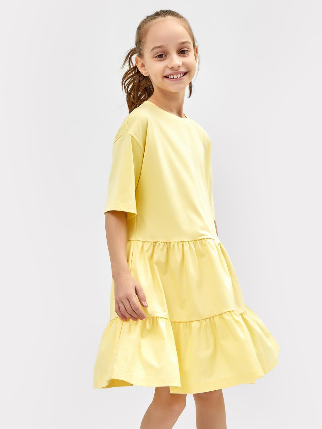 Многоярусное платье силуэта оверсайз для девочек светло-желтое - Mark formelle фото 2