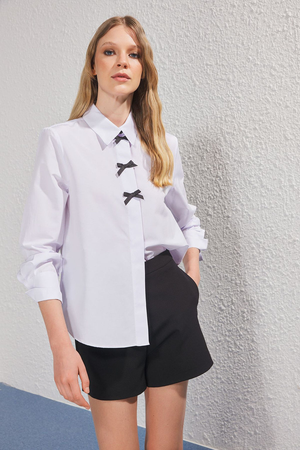 TRENDYOLMILLA Beyaz Fiyonk Detayl? Regular Gomlek TWOSS25GO00143  фото 2