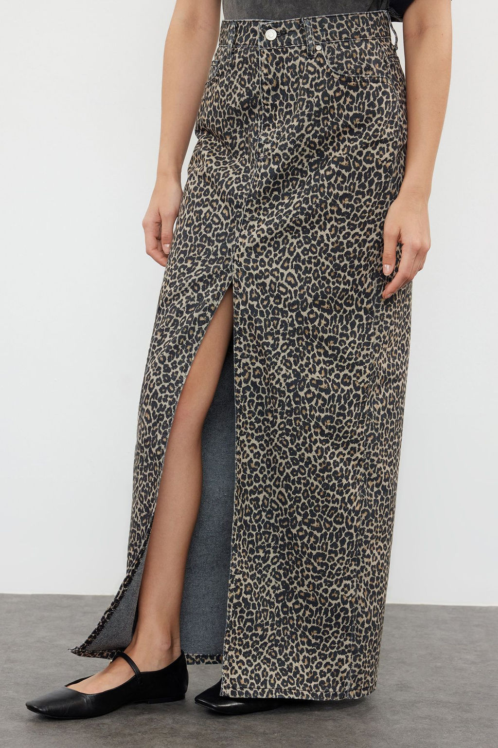 TRENDYOLMILLA Cok Renkli Leopar Desenli Kahverengi Midi Denim Etek TWOAW25ET00009 фото 3