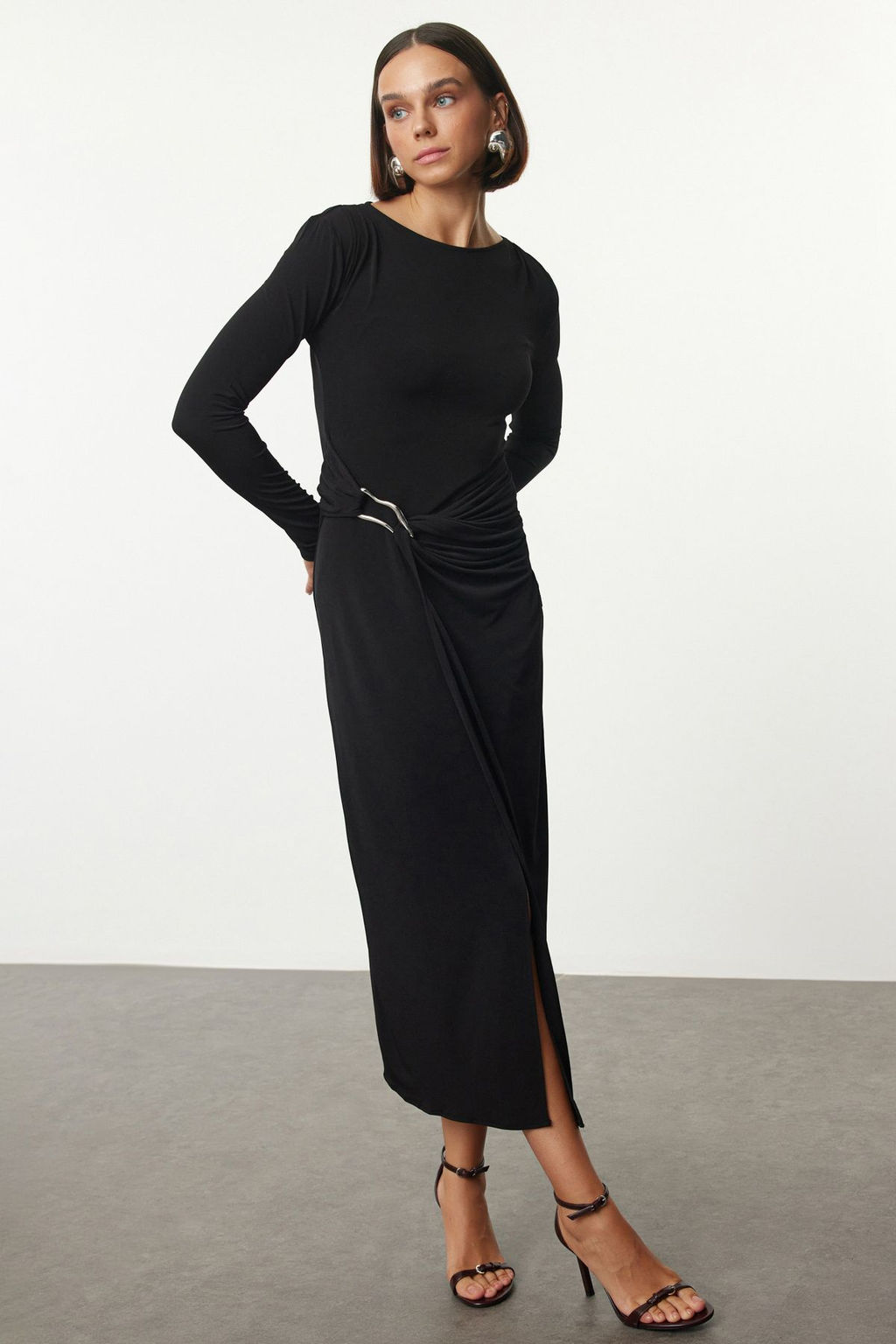 TRENDYOLMILLA Siyah Aksesuar Detayl? Fitted/Vucuda Otura Maxi Esnek Orme Elbise TWOAW25EL00462 фото 11