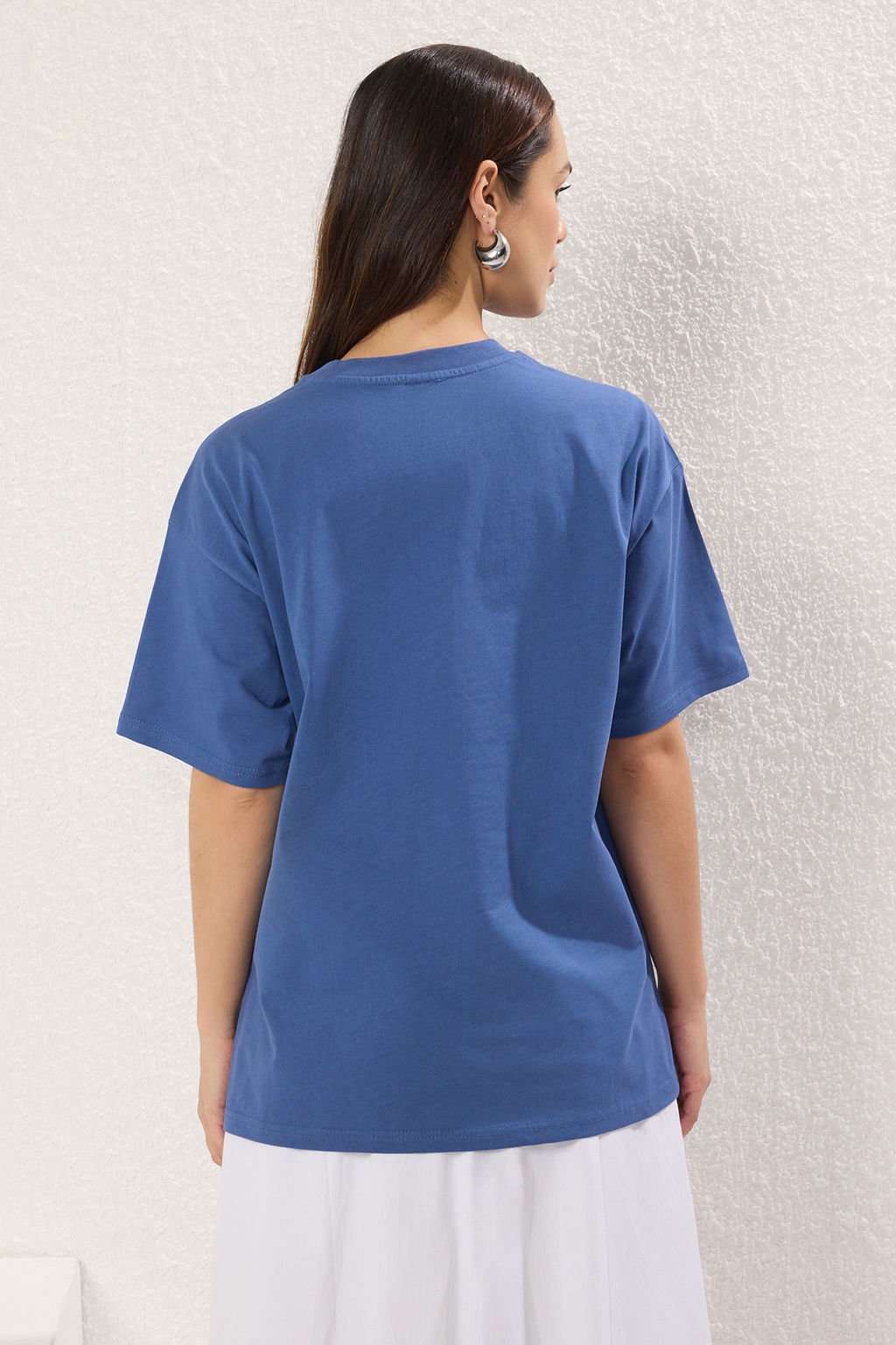 TRENDYOLMILLA Ekru %100 Pamuk Premium Oversize/Genis Kal?p Bisiklet Yaka Orme T-Shirt TWOSS23TS00040 фото 4