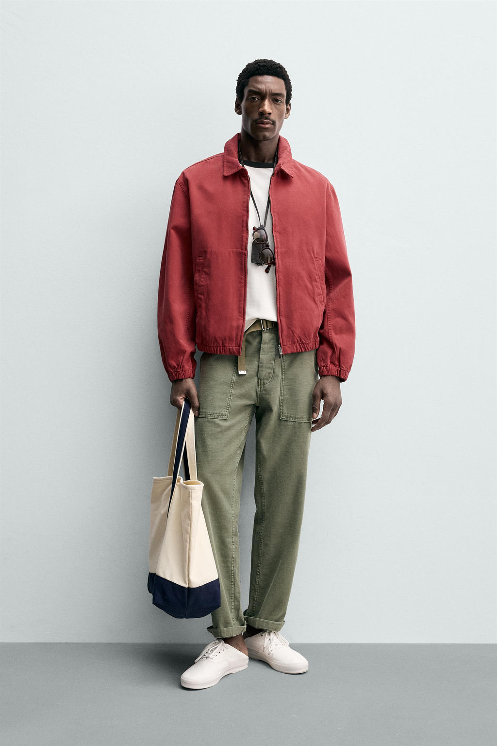 CAZADORA REGULAR FIT ALGOD?N LAVADO / Rojo