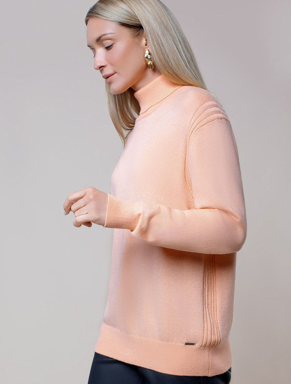 D34.199 Свитер женский персиковый