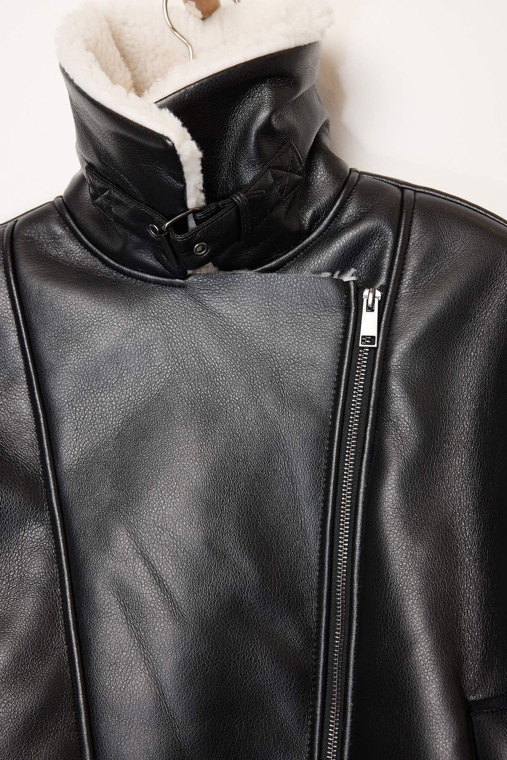 Siyah Oversize Kal?p Pelus Detayl? Suni Deri Biker Ceket Mont TWOAW25MO00001 - Trendyolmilla фото 9