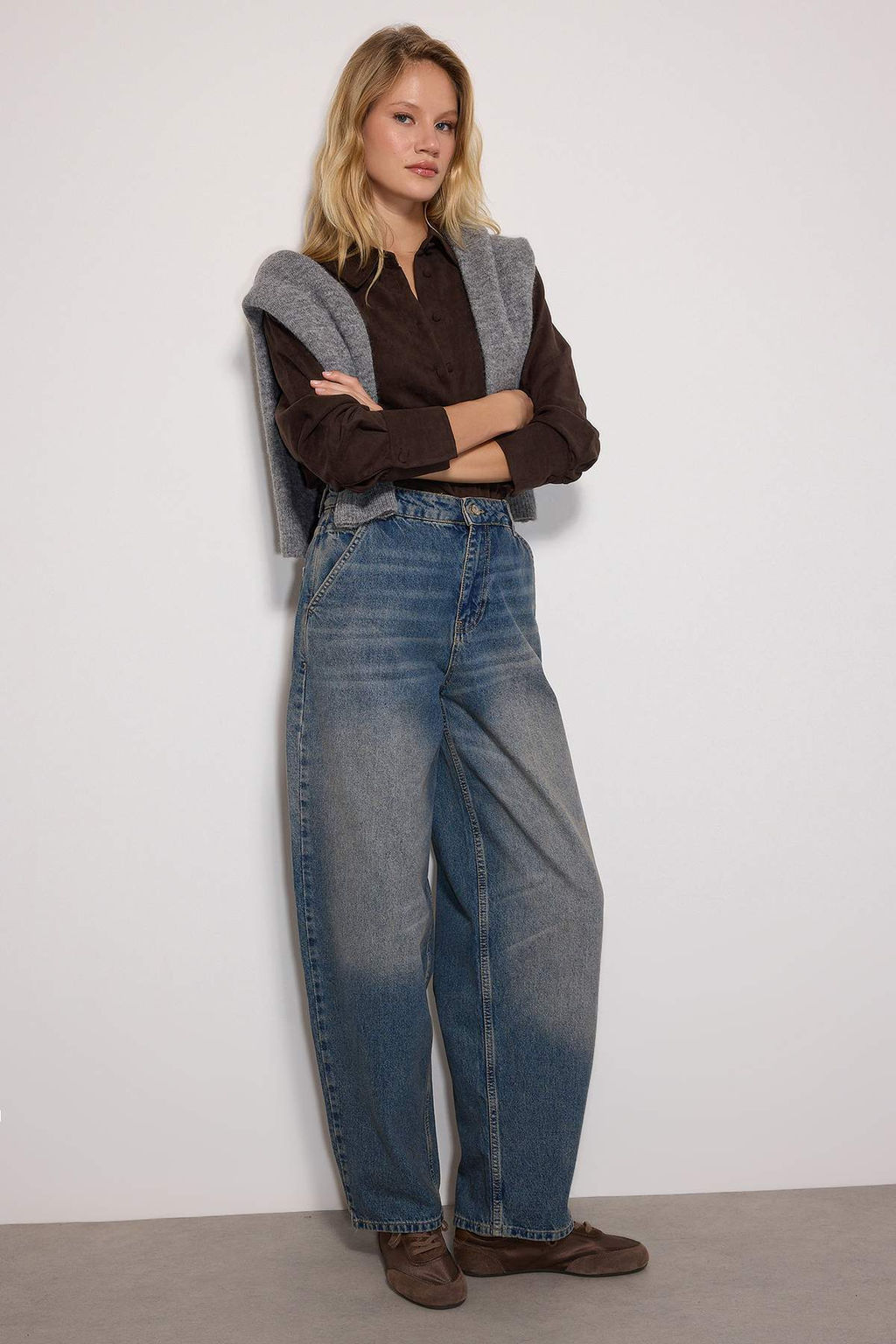 TRENDYOLMILLA Koyu Mavi Soluk Efektli Vintage Dusuk Bel Skater Jeans TWOSS24JE00052  фото 10