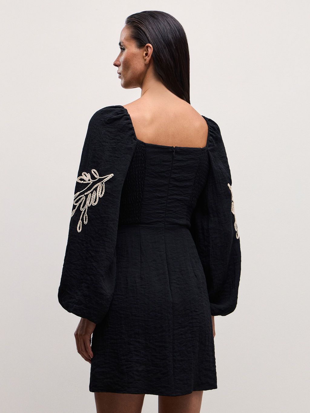 Вискозное платье мини с вышивкой / Zarina  фото 7