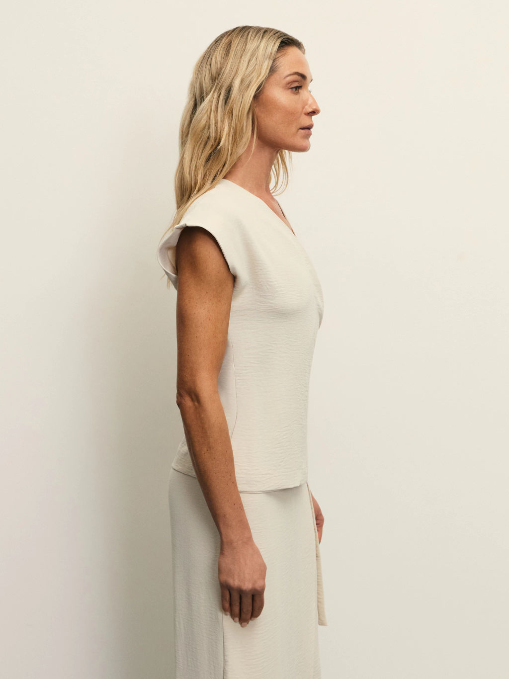 Струящийся топ на запах из фактурной ткани / Zarina фото 4