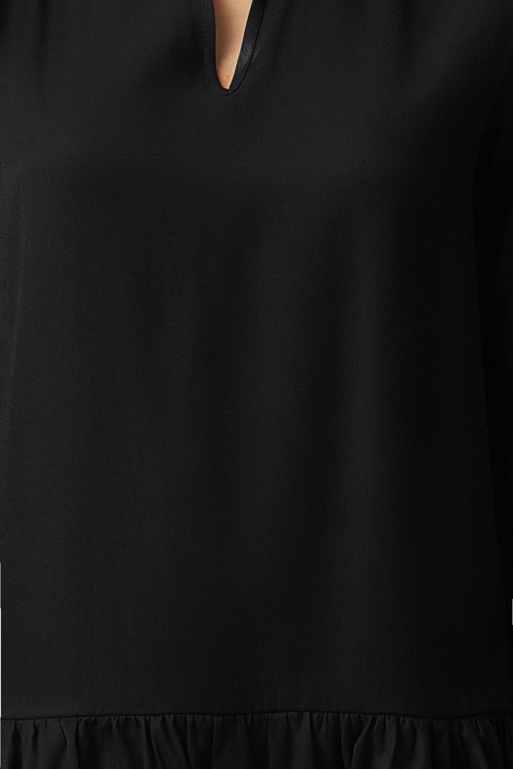 Siyah Shift/Duz Kesim V Yaka Etegi Volanl? Belmando Mini Dokuma Elbise TWOAW25EL00235 - Trendyolmilla фото 3