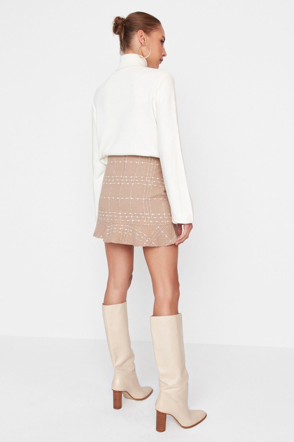 TRENDYOLMILLA Siyah Dugmeli Tuvit Kumas Etek Ucu Volanl? Mini Dokuma Etek TWOAW22ET0155 фото 5