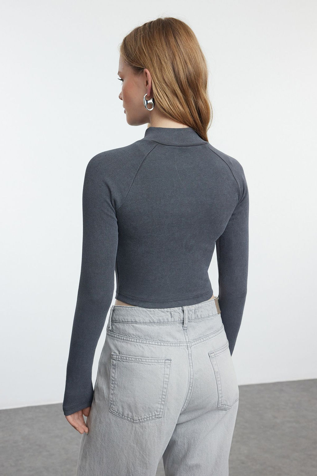 Trendyolmilla Antrasit Y?kamal? Fermuarl? Fitted/Vucuda Oturan Fitilli Esnek Orme Bluz TWOAW25BZ00171 фото 5