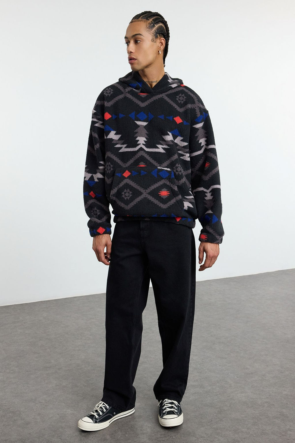 TRENDYOL MAN Siyah Un?sex Oversize/Genis Kesim Desenli Serpa Polar/Pelus Kapusonlu Sweatshirt TMNAW25SW00147