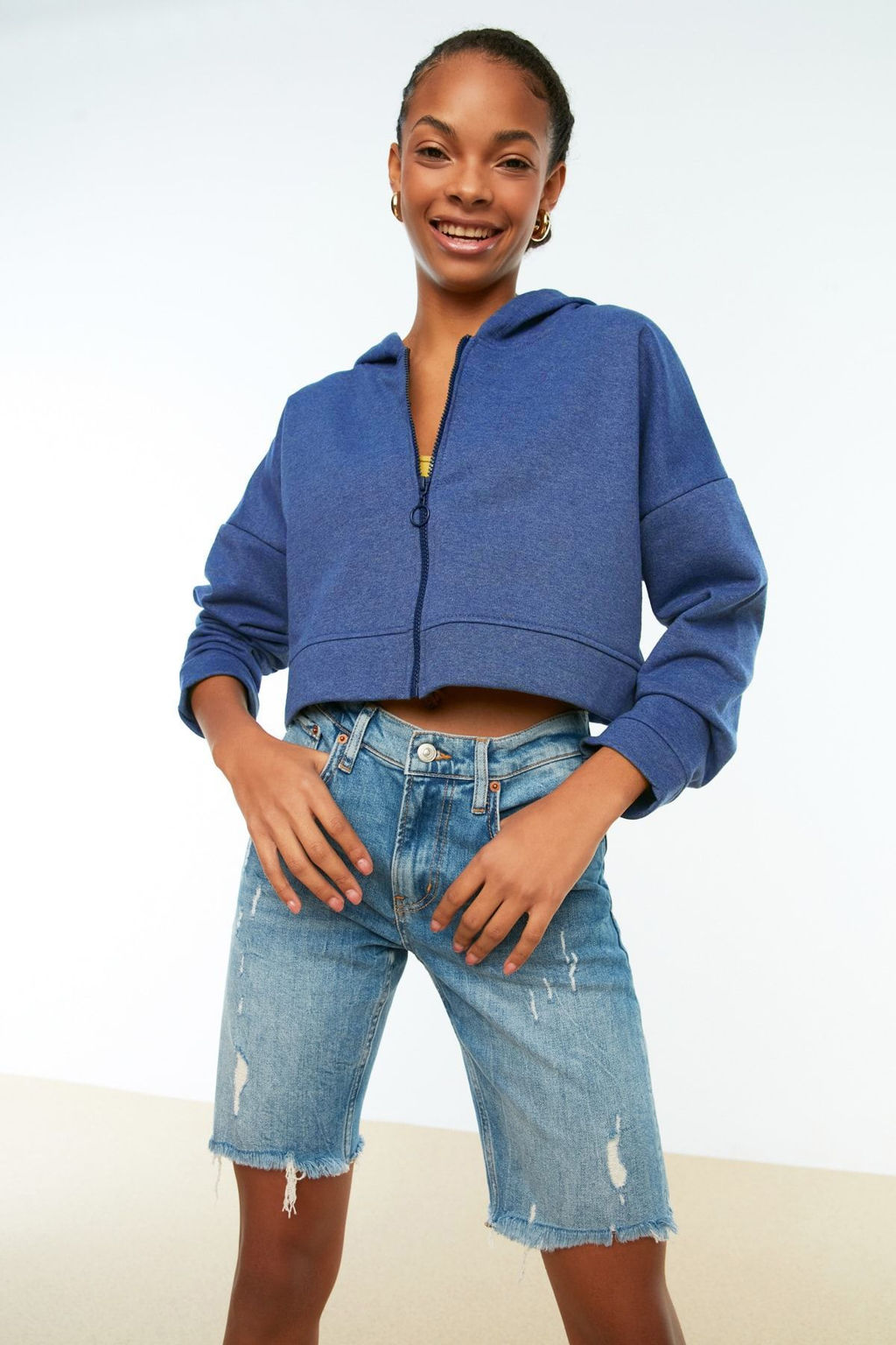 TRENDYOLMILLA Ekru Basic Fermuarl? Kapusonlu Crop Kal?n Ici Polarl? Orme Sweatshirt TWOAW20SW0660  фото 31