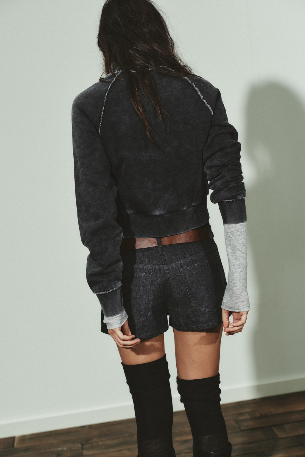 SHORT SWEATSHIRT WITH SEAMS - Zara фото 7